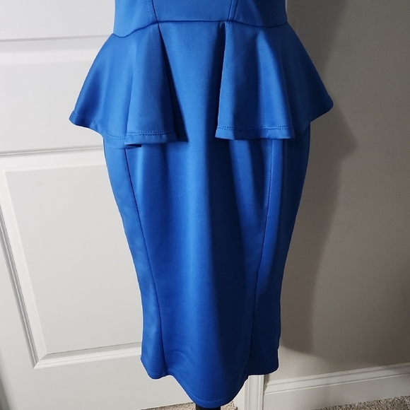 Elegant Blue Sleeveless Dress - Picture 3 of 6